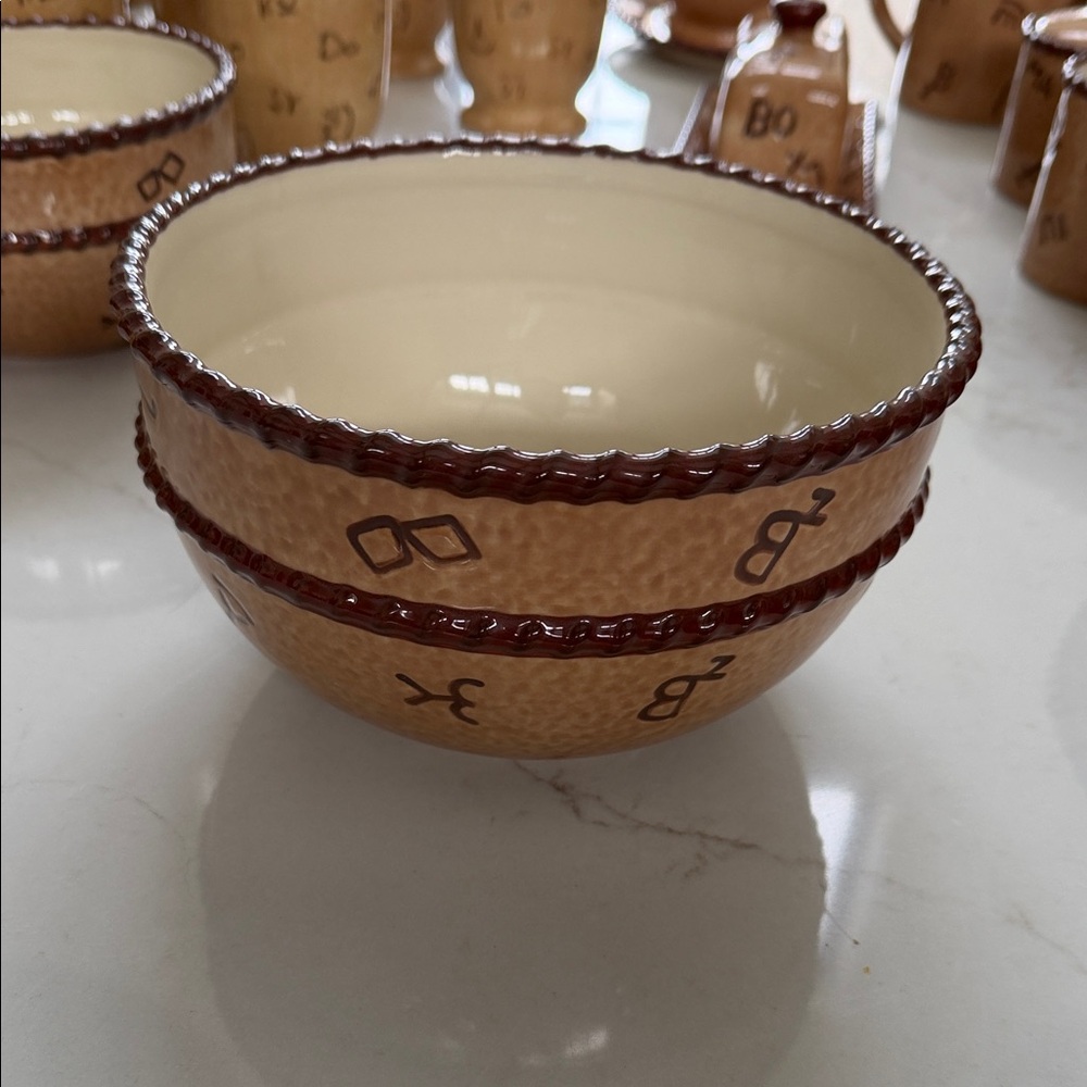 Montana Silversmiths lifestyles branded collection dinner-med serving bowl.